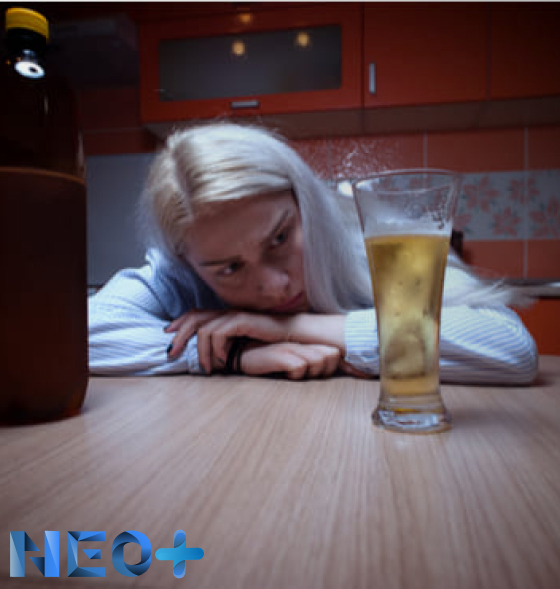Девушка лежит на столе с пивом